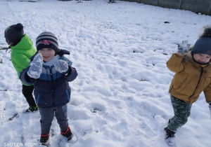 Chłopiec prezentujący zaśnieżone rękawiczki